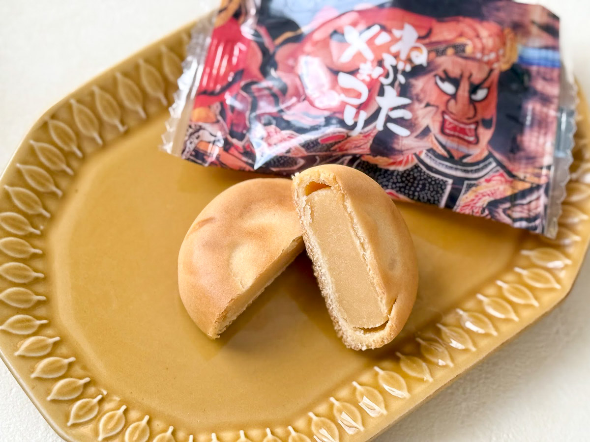ねぶた火まつり(10個入り1026円)。表面には“巴模様”が入っている