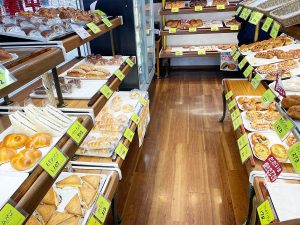 『中屋パン』の内観。「町のパン屋さん」定番のラインナップが多彩にあります