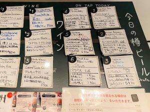 飲み物の注文は1階の立ち飲みカウンターで。こだわりのドラフトビールは毎日6種類。