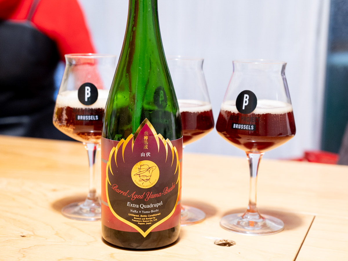 「木樽熟成山伏」はベースとなるビールを木樽に詰め、通常のビール酵母とは異なる複数の微生物を用いて発酵・熟成させた、ドライで複雑な味わいを持ったビール