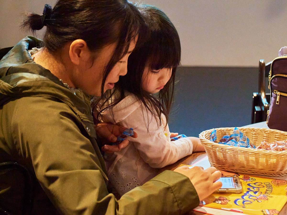 親子で一緒に考えてスマホで回答するファン