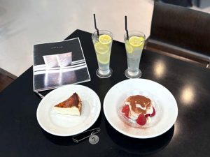 （手前）左：『Uluru』(バスクチーズケーキ)、右：『いちごのティラミス』。ドリンクは『レモンスカッシュ』