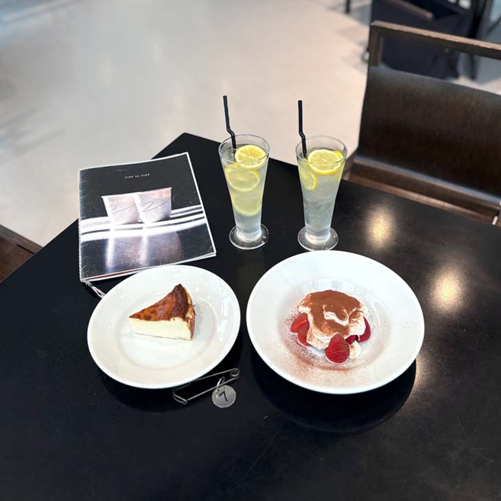 (手前)左:『Uluru』(バスクチーズケーキ)、右:『いちごのティラミス』。ドリンクは『レモンスカッシュ』