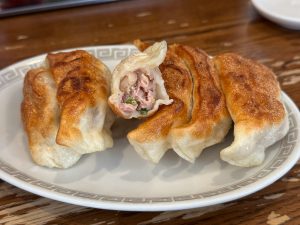 カリッとモチっとした皮で、餡は豚肉がどっしりと入っているパワフル系。