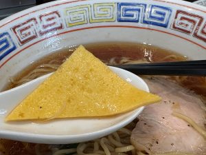 中華そばに入る三角形の薄焼き玉子[食楽web]