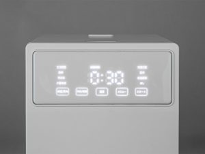 各種操作は前面のタッチパネルで行う