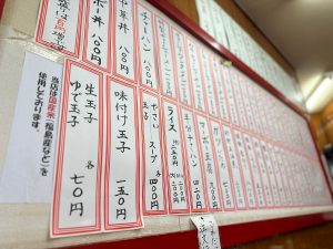 壁に貼られたメニュー[食楽web]