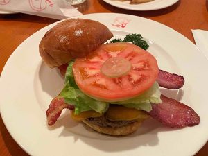 ベーコン入りのチーズバーガー