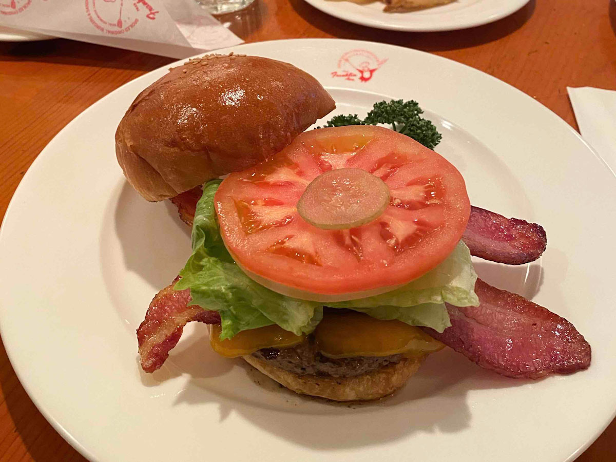 ベーコン入りのチーズバーガー