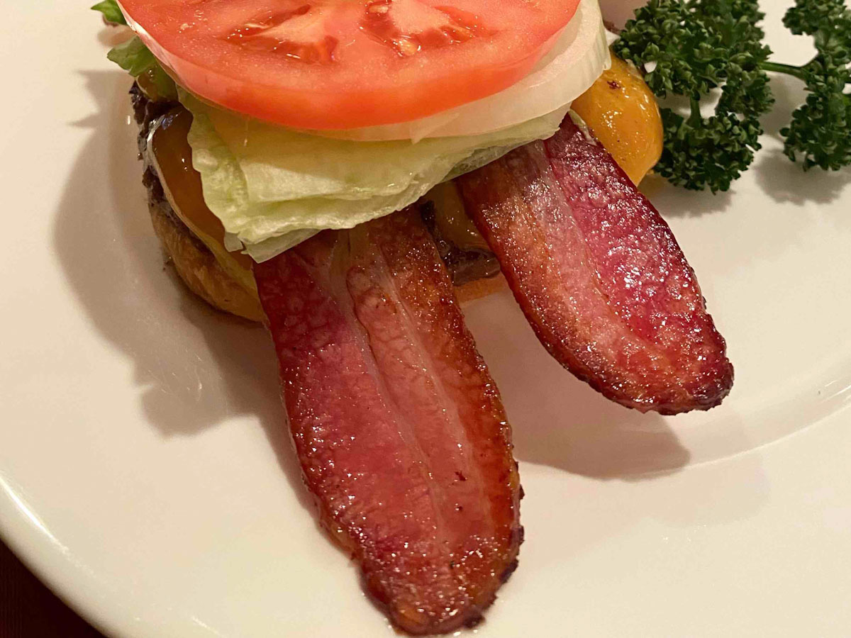 焼き加減バツグンのベーコンが2枚!