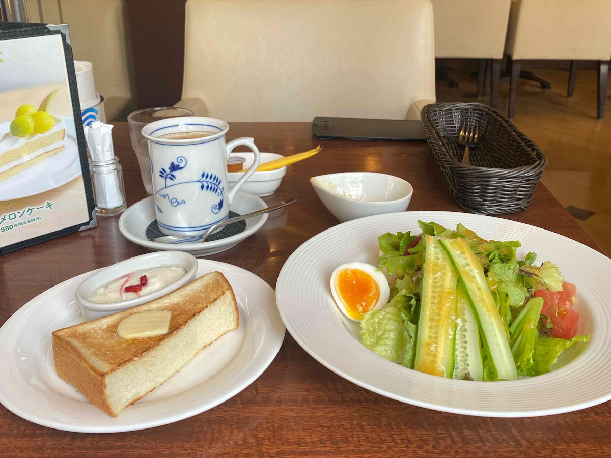 8:00〜11:00限定で提供されるモーニング「サラダセット」(715円)