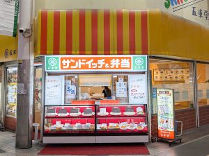 向かって左側に入口があります。