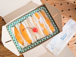 箱を開けて思わず拍手。真ん中のチェリーがまたかわいい～