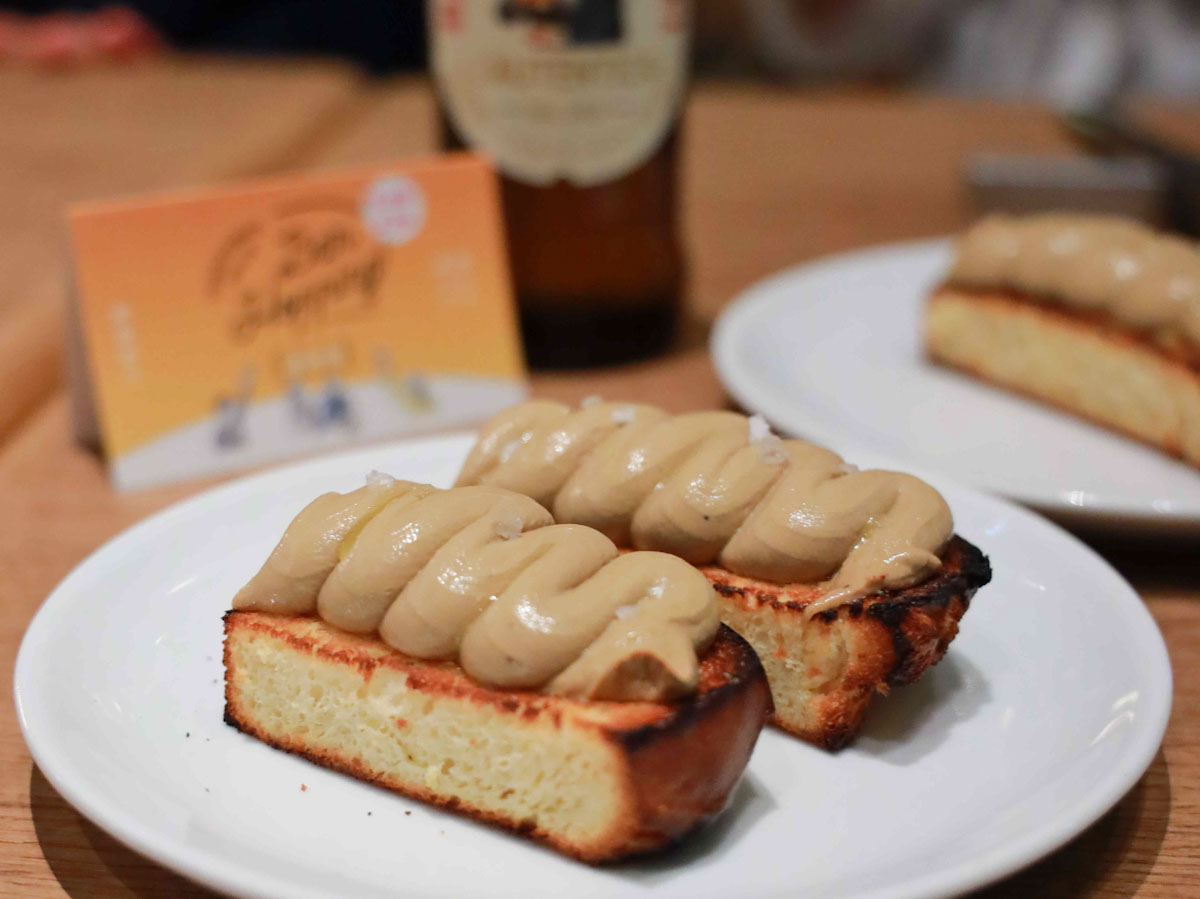 「前菜3種のうち1品+イタリアンビール」(1000円)から「レバーパテ」をチョイス。ふかふかのパンにのった濃厚なパテが絶品です