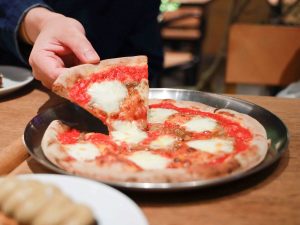 「ミニピザ3種のうち1品＋イタリアンビール」では、「ナポリ」をチョイス。アンチョビがきいていてGOOD