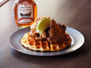「フライドチキン」5種のスパイスをブレンドしザクザク食感の衣で包んだ、ジューシーなフライドチキン。メープルシロップをかけても負けない旨みと香ばしさが特徴です