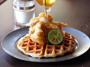 「とり天」山椒が香るチーズムッフルに、サクッと揚げたとり天を合わせました。丹後産“琴引の塩”と蜂蜜をかけることで、甘さと塩気のバランスが引き立ちます