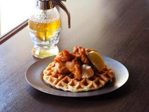 「からあげ」山椒チーズムッフルに、唐揚げをトッピング。マヨネーズとレモンでさっぱりと仕上げ、蜂蜜を加えることで全体のバランスが整い、まとまりのある味わいに