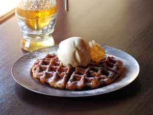 自家製ジェラートをたっぷりのせたジェラートワッフルプレート