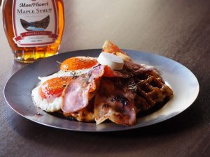 目玉焼きとベーコンのワッフルプレート