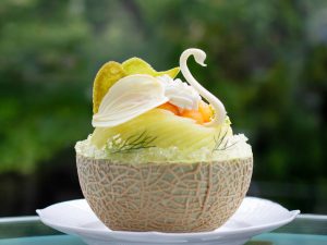 水面を泳ぐ白鳥が美しい。ウェスティンホテル大阪だけの1日10食限定「白鳥のメロンプリンパフェ」
