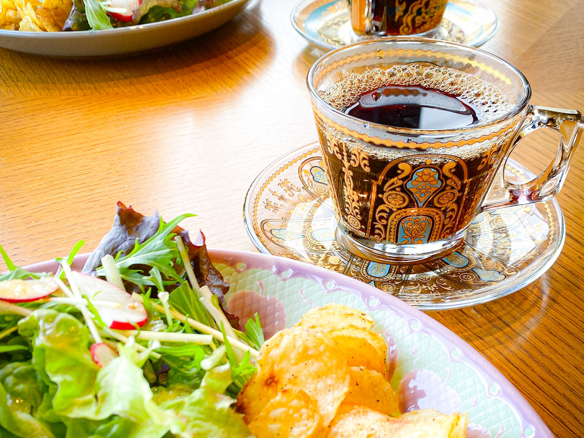 付け合わせには自家製の燻製ポテトチップスとサラダ。スペシャルティコーヒーをチョイス