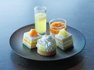 上段：（手前より時計回りに）「新江戸マスクメロンタルト」、「マンゴーショートケーキ」、「マスクメロンゼリー」、「岩泉ヨーグルトゼリー(マンゴー)」、「スーパーメロンショートケーキ」
