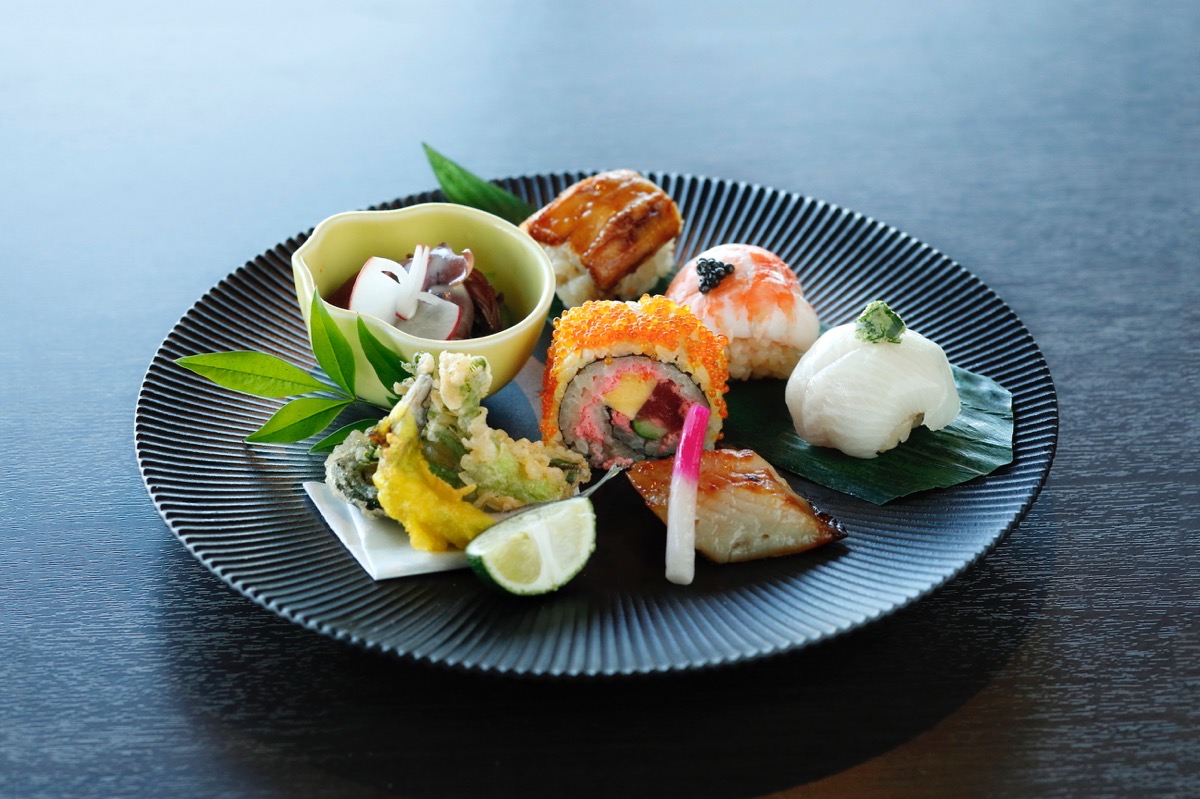 下段:(手前より時計回りに)「稚鮎と旬野菜の天婦羅」、「蛍烏賊の胡麻味噌掛け」、「手毬寿司3種」、「カリフォルニアロール」、「銀鱈西京焼き」
