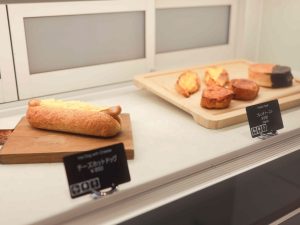 チーズホットドッグやフレンチトーストなど焼き立てパンも揃っています