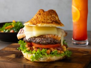 まるで富士山の朝焼け！山梨の美味が詰まったスパイシーな「富士山バーガー」に注目