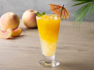 「peach×mango oasis(ピーチ マンゴー オアシス)」（モクテル）＊画像はイメージです：山梨県産の桃ジュースと濃厚なマンゴーの甘みが、弾ける炭酸と出会ったノンアルコールカクテル。ドライバーの方やお酒が苦手な方でも、南国リゾート気分を味わえます