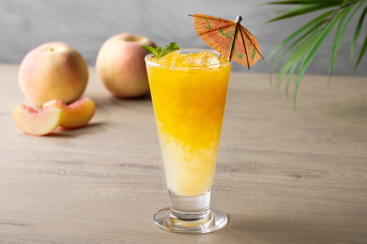 「peach×mango oasis(ピーチ マンゴー オアシス)」(モクテル)*画像はイメージです:山梨県産の桃ジュースと濃厚なマンゴーの甘みが、弾ける炭酸と出会ったノンアルコールカクテル。ドライバーの方やお酒が苦手な方でも、南国リゾート気分を味わえます
