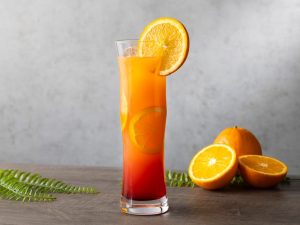 「Sunrise Orange(サンライズ オレンジ)」（カクテル）＊画像はイメージです：夏の富士山を照らす朝日のように、オレンジ色が美しいカクテル。すっきりとしたオレンジの甘さとグレープフルーツのほろ苦さがコアントローとマッチした一杯