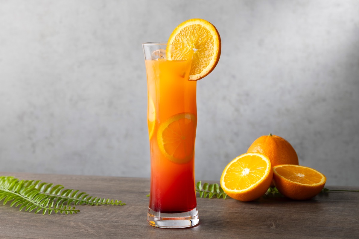 「Sunrise Orange(サンライズ オレンジ)」(カクテル)*画像はイメージです:夏の富士山を照らす朝日のように、オレンジ色が美しいカクテル。すっきりとしたオレンジの甘さとグレープフルーツのほろ苦さがコアントローとマッチした一杯