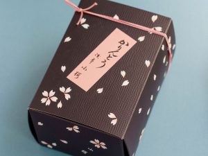 紺地に桜の花が舞う包装紙も上品