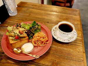 「本日のモーニングコーヒー」600円、「ジェノベーゼチキントースト」1000円