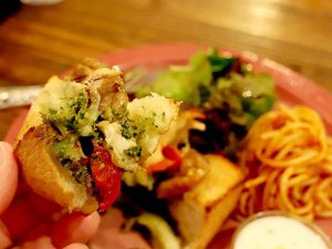 こぼれる具材の食べづらさもボリュームの証し [食楽web]