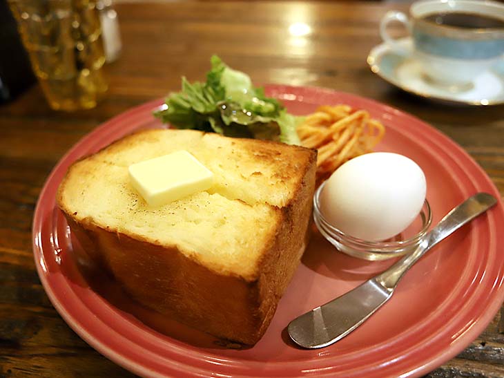 本日のモーニングコーヒー600円 ＋ バタートースト300円。シンプルなバタートーストでさらに際立つトーストの厚みと食感