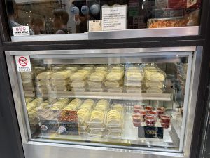 店先にあるテイクアウト専用の販売所。5個入りで1000円[食楽web]