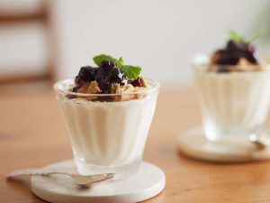 【おやつレシピ】爽やかベリー＆クッキーにキュン。簡単ヘルシーな「ヨーグルトレアチーズケーキ」の作り方
