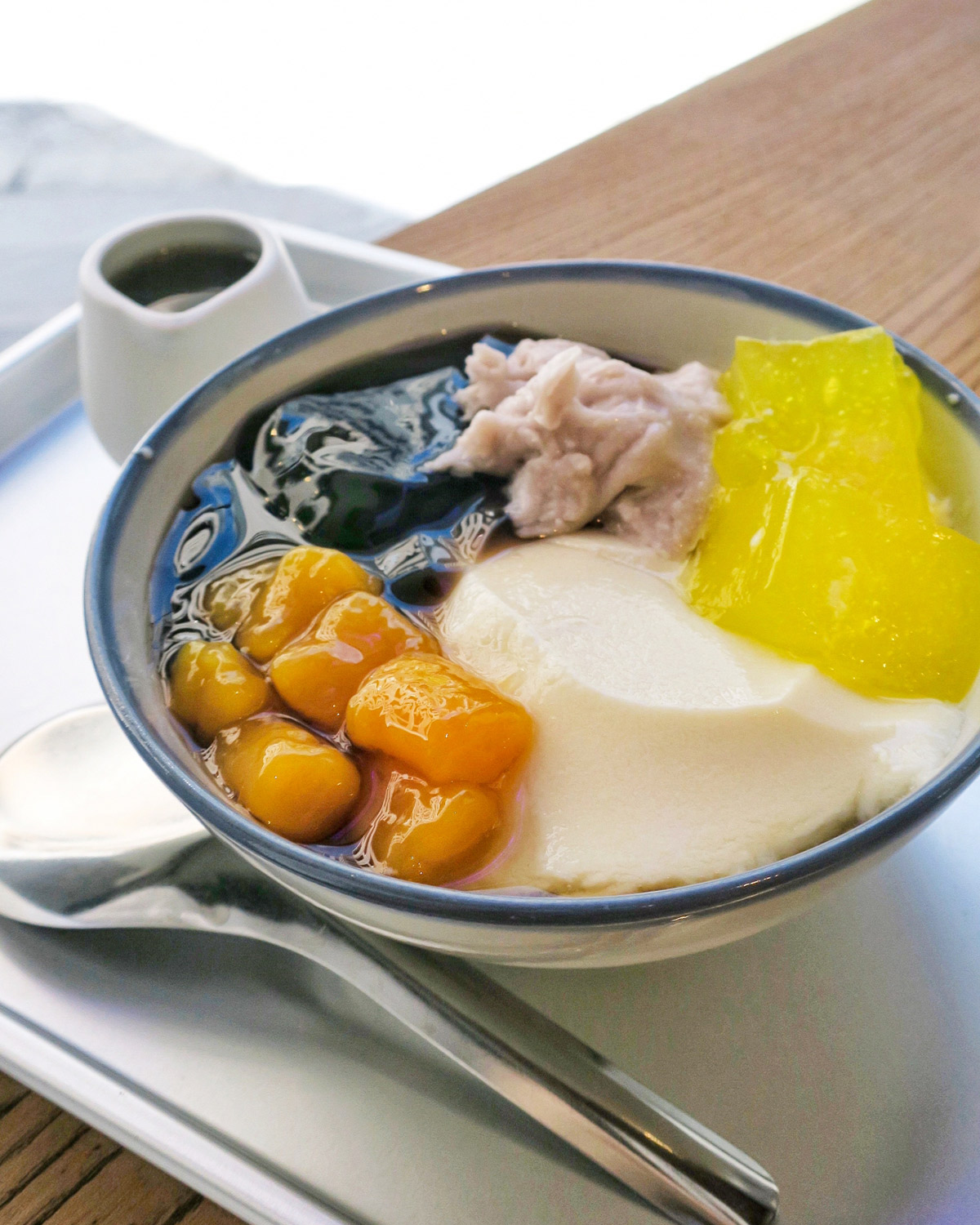 こちらは本場・台湾の豆花。屋台やカフェ、専門店など台湾には豆花を味わえる店が多くあります