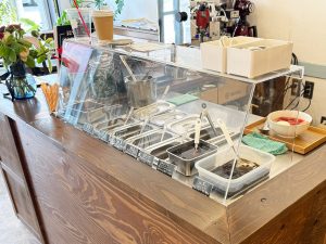 「総合豆花」では、カウンターの中にあるトッピングから5種を選ぶ仕組み