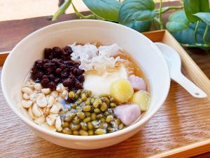 「総合豆花」800円（白きくらげ、芋圓（さつまいもの団子）、緑豆、ピーナッツ、小豆トッピング）