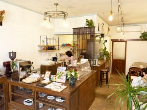 ワンオペでお店を切り盛りするオーナーの岡本さん（写真奥）