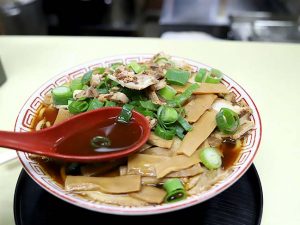 真っ黒いスープでインパクトある高井田系ラーメン