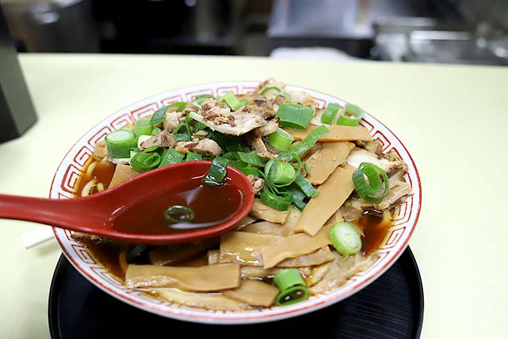 真っ黒いスープでインパクトある高井田系ラーメン