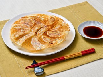 自宅で「羽根つき餃子」が作れる専用フライパンとは？ 燕三条の人気ブランド・4w1hが手掛けるフライパンで最高の餃子を楽しもう