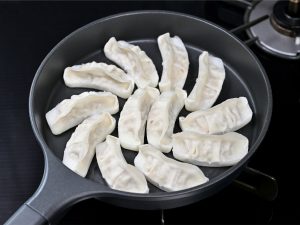 「冷凍餃子フライパンチャレンジから生まれたフライパン」5280円（税込）。ガス火とIHの両方に対応