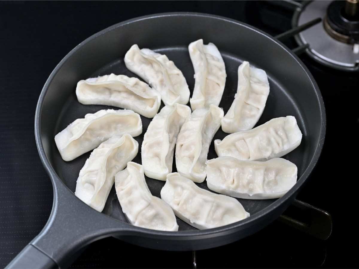 「冷凍餃子フライパンチャレンジから生まれたフライパン」5280円(税込)。ガス火とIHの両方に対応