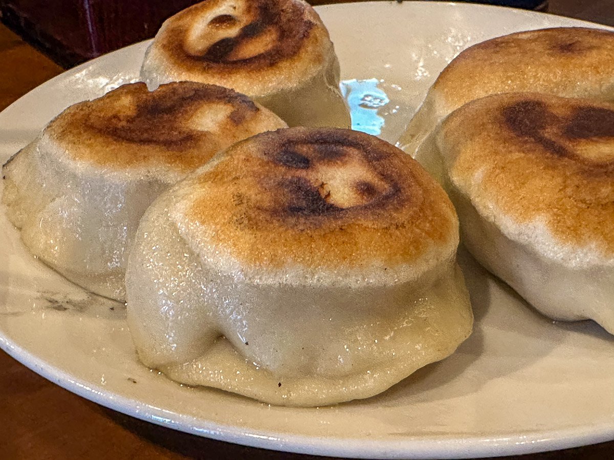 焼き餃子6個800円。